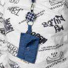 Detalle del Cordón retráctil Sandra de Monamur con accesorio para tarjeta y sistema cómodo de uso diario.