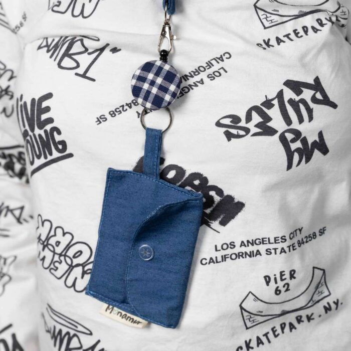 Detalle del Cordón retráctil Sandra de Monamur con accesorio para tarjeta y sistema cómodo de uso diario.
