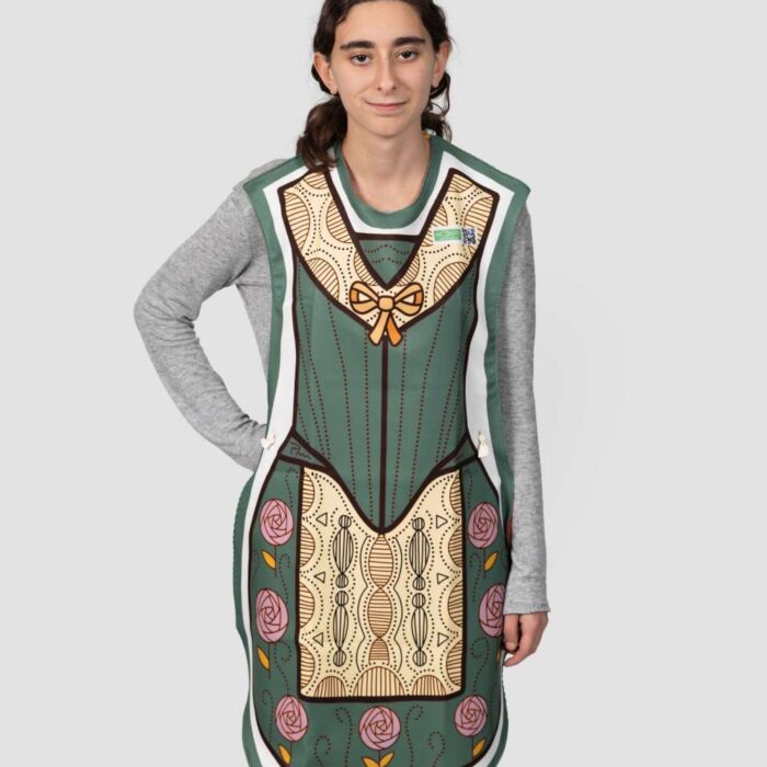 Delantal Lucía de Monamur en modelo verde visto de frente, diseñado para proteger desde hombros hasta piernas.
