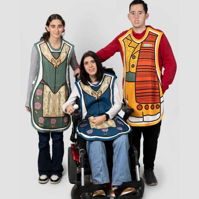 Delantal Lucía de Monamur mostrado en varios diseños textiles inspirados en la estética fallera.