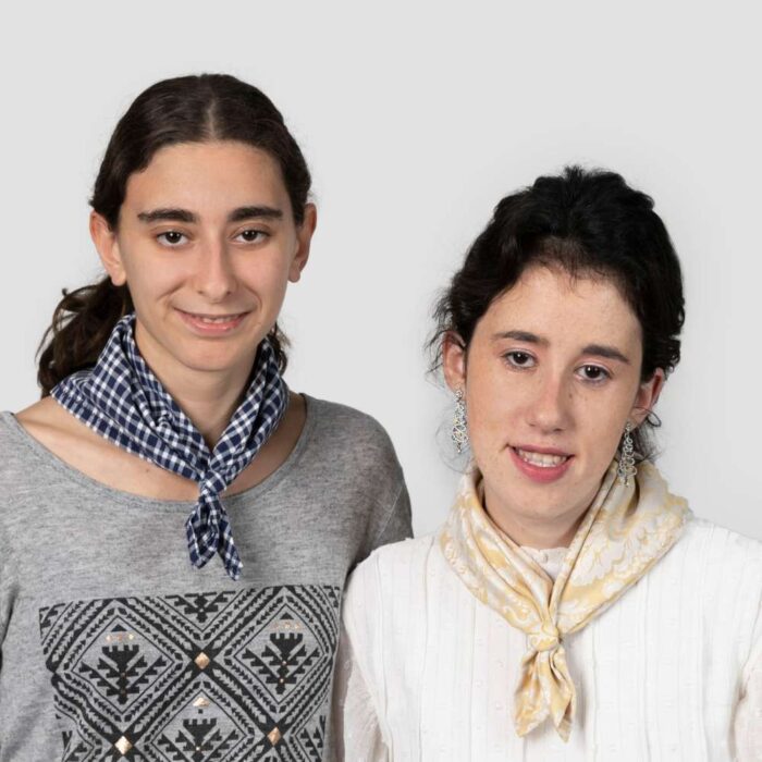Pañuelo fallero Anabel dos modelos Monamur Pañuelo fallero Anabel de Monamur mostrado en dos modelos, con diseño cómodo inspirado en el pañuelo fallero tradicional.